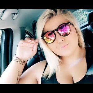 Meet your Posher, Abbey